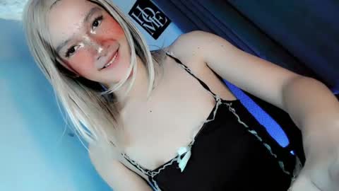 Snapshot of precious_laura18 chatting on 06/21/26, 06:43 precious_laura18 online show from 06/21/26, 06:43