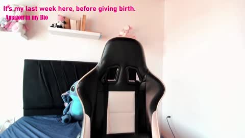 Snapshot of pregnant_sweet1 chatting on 01/15/25, 08:58 Angelly online show from 01/15/25, 08:58