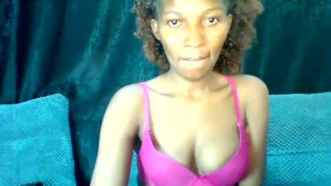 Snapshot of prettie_petitee chatting on 07/14/26, 12:00 prettie_petitee online show from 07/14/26, 12:00