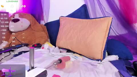 Snapshot of pretty__eyes chatting on 09/18/25, 04:14 Samantha online show from 09/18/25, 04:14