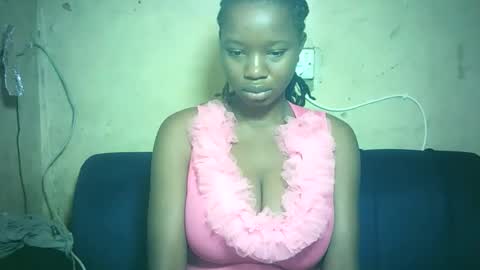 pretty_milan online show from 12/15/25, 04:06