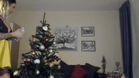 Snapshot of prettyalmaa chatting on 12/17/24, 07:59 Alma online show from 12/17/24, 07:59