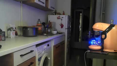 Snapshot of prettyalmaa chatting on 12/24/24, 10:06 Alma online show from 12/24/24, 10:06