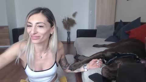 Snapshot of prettyalmaa chatting on 02/26/25, 12:03 Alma online show from 02/26/25, 12:03