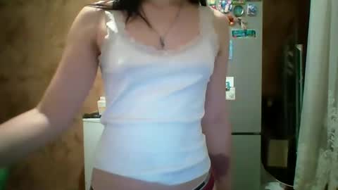 Snapshot of prettybella_7 chatting on 05/18/26, 08:47 Bella online show from 05/18/26, 08:47