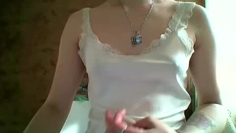 Snapshot of prettybella_7 chatting on 05/24/26, 04:28 Bella online show from 05/24/26, 04:28