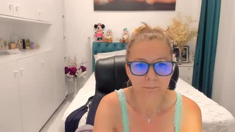 Snapshot of prettyblackeyes chatting on 06/24/26, 06:23 wilma online show from 06/24/26, 06:23