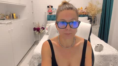 Snapshot of prettyblackeyes chatting on 07/15/26, 10:59 wilma online show from 07/15/26, 10:59