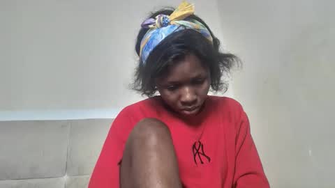 Snapshot of prettychichi25 chatting on 11/16/25, 04:01 Vee online show from 11/16/25, 04:01