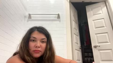 Snapshot of prettylatinamomma01 chatting on 11/12/25, 01:06 prettylatinamomma01 online show from 11/12/25, 01:06