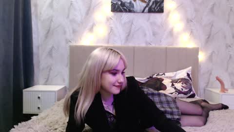 Snapshot of princessshy___ chatting on 12/15/24, 12:17 18 y.o online show from 12/15/24, 12:17