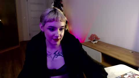 Snapshot of princessshy___ chatting on 02/13/25, 07:10 18 y.o online show from 02/13/25, 07:10