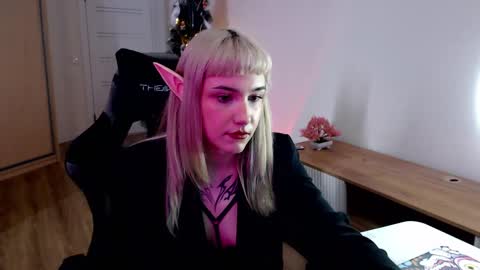 Snapshot of princessshy___ chatting on 02/14/25, 12:03 18 y.o online show from 02/14/25, 12:03