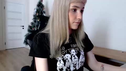 Snapshot of princessshy___ chatting on 02/18/25, 11:33 18 y.o online show from 02/18/25, 11:33