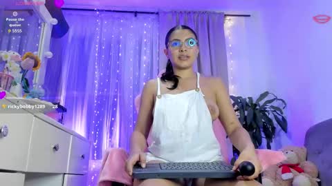    INDEPENDENT MODEL online show from 11/01/25, 05:20