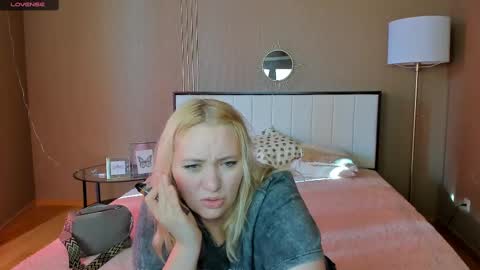 Snapshot of puffybun chatting on 02/14/25, 07:49 puffybun online show from 02/14/25, 07:49