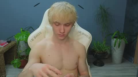 Snapshot of pupsenish chatting on 04/19/26, 06:10 Jesse online show from 04/19/26, 06:10