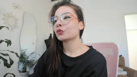 Snapshot of purple_opal chatting on 06/11/26, 05:11 Vero online from Tuesday to Sunday online show from 06/11/26, 05:11
