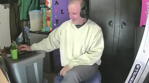 Snapshot of pussy_licker0127 chatting on 12/13/24, 07:10 Mark online show from 12/13/24, 07:10