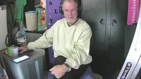 Snapshot of pussy_licker0127 chatting on 12/18/24, 04:17 Mark online show from 12/18/24, 04:17