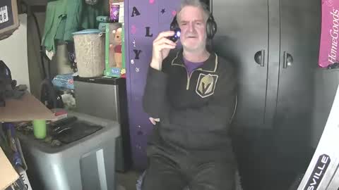 Snapshot of pussy_licker0127 chatting on 12/20/24, 06:50 Mark online show from 12/20/24, 06:50