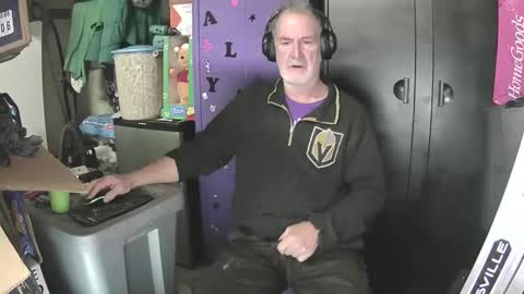 Snapshot of pussy_licker0127 chatting on 12/20/24, 04:14 Mark online show from 12/20/24, 04:14