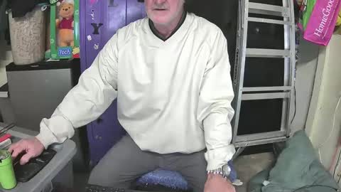 Snapshot of pussy_licker0127 chatting on 12/26/24, 12:14 Mark online show from 12/26/24, 12:14