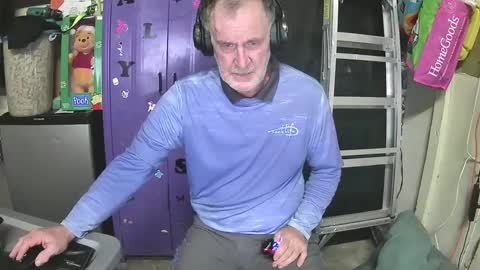 Snapshot of pussy_licker0127 chatting on 12/27/24, 03:09 Mark online show from 12/27/24, 03:09