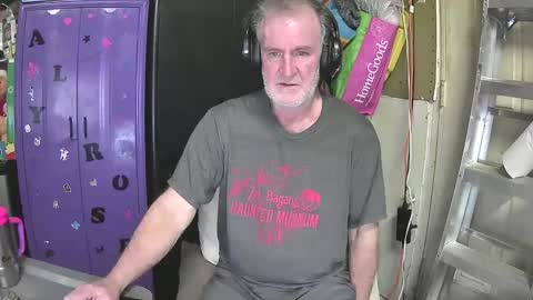Snapshot of pussy_licker0127 chatting on 02/25/25, 11:22 Mark online show from 02/25/25, 11:22