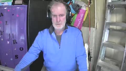 Snapshot of pussy_licker0127 chatting on 03/01/25, 04:11 Mark online show from 03/01/25, 04:11