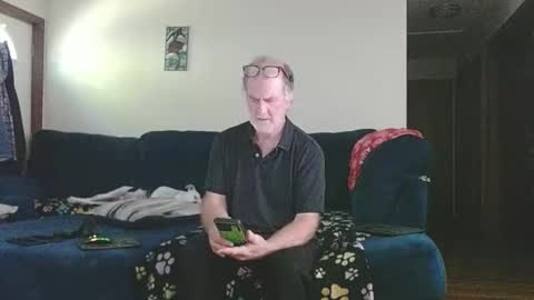 Snapshot of pussy_licker0127 chatting on 09/29/25, 04:12 Mark online show from 09/29/25, 04:12