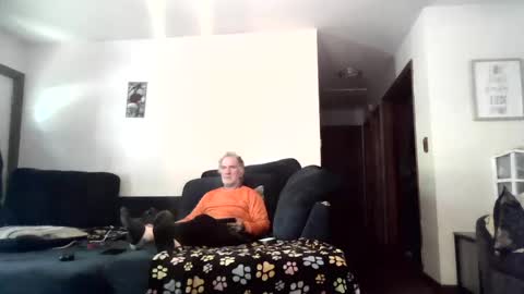 Snapshot of pussy_licker0127 chatting on 10/14/25, 05:36 Mark online show from 10/14/25, 05:36