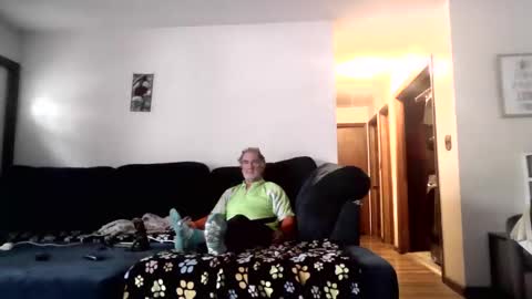 Snapshot of pussy_licker0127 chatting on 10/28/25, 04:53 Mark online show from 10/28/25, 04:53