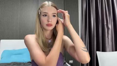 Lina online show from 12/22/25, 12:57