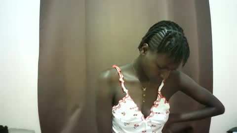 Snapshot of queen_0012 chatting on 04/19/26, 08:22 asher online show from 04/19/26, 08:22
