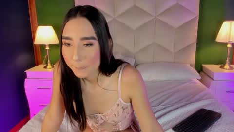 Snapshot of queen__violet chatting on 02/18/25, 01:10 Queen Violet online show from 02/18/25, 01:10