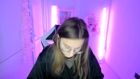 Amelie online show from 05/17/26, 08:12