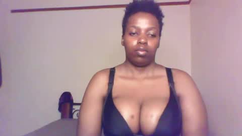 Snapshot of queen_melanine chatting on 12/13/24, 01:37 QUEEN online show from 12/13/24, 01:37