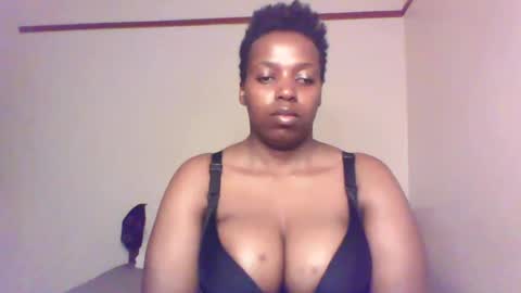 Snapshot of queen_melanine chatting on 12/19/24, 01:07 QUEEN online show from 12/19/24, 01:07