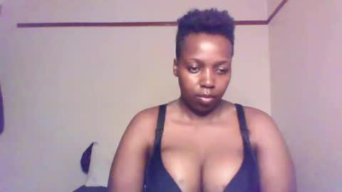 Snapshot of queen_melanine chatting on 01/01/25, 11:29 QUEEN online show from 01/01/25, 11:29
