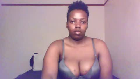 Snapshot of queen_melanine chatting on 01/04/25, 12:05 QUEEN online show from 01/04/25, 12:05