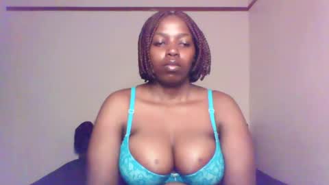 Snapshot of queen_melanine chatting on 01/12/25, 12:49 QUEEN online show from 01/12/25, 12:49