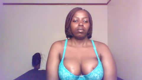 Snapshot of queen_melanine chatting on 01/12/25, 04:00 QUEEN online show from 01/12/25, 04:00