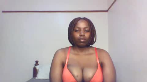 Snapshot of queen_melanine chatting on 02/01/25, 01:02 QUEEN online show from 02/01/25, 01:02