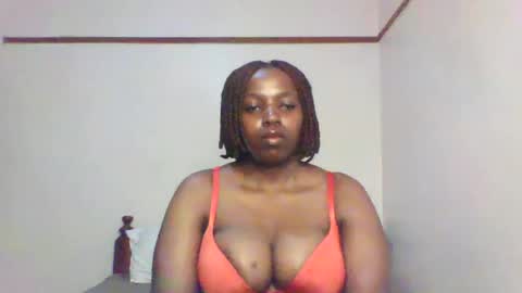 Snapshot of queen_melanine chatting on 02/03/25, 12:25 QUEEN online show from 02/03/25, 12:25