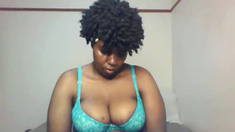 Snapshot of queen_melanine chatting on 02/10/25, 12:19 QUEEN online show from 02/10/25, 12:19