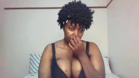 Snapshot of queen_melanine chatting on 02/17/25, 12:43 QUEEN online show from 02/17/25, 12:43