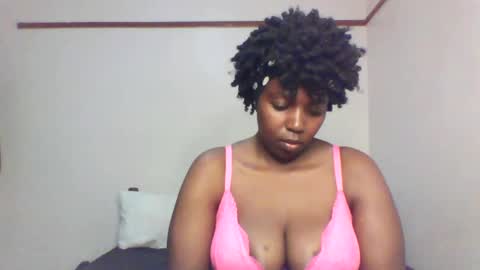 Snapshot of queen_melanine chatting on 02/27/25, 12:43 QUEEN online show from 02/27/25, 12:43