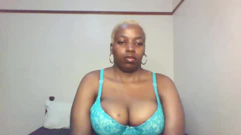 Snapshot of queen_melanine chatting on 03/03/25, 12:26 QUEEN online show from 03/03/25, 12:26