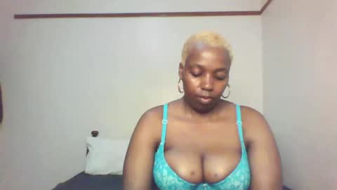Snapshot of queen_melanine chatting on 03/03/25, 03:41 QUEEN online show from 03/03/25, 03:41